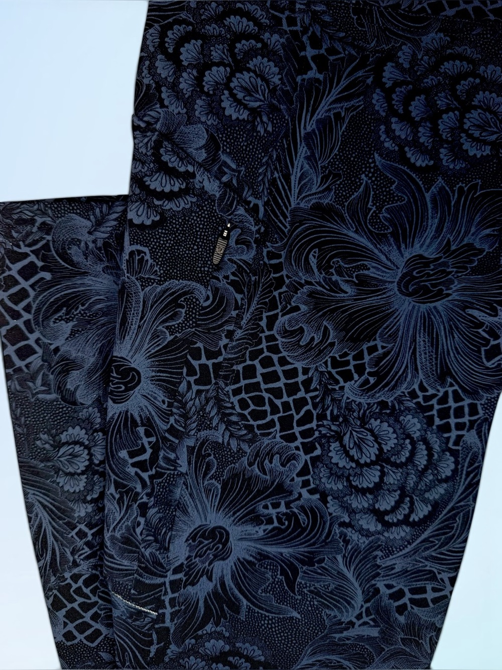 Lululemon Run On Tight Luxtreme (25")
Nouveau Mach Blue Black Size 4